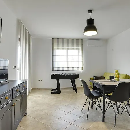 In Croatia Near The Adriatic Coast Apartament Galižana