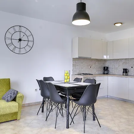 Apartment Nicely Decorated With Private Pool Galizana