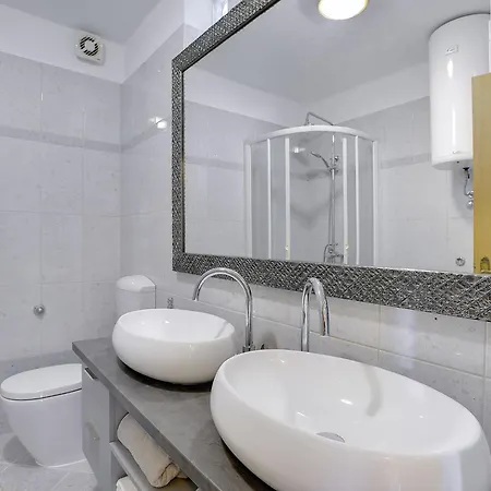Nicely Decorated With Private Pool Apartment