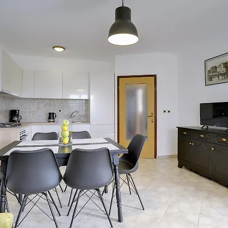 Nicely Decorated With Private Pool Apartment