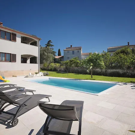Nicely Decorated With Private Pool Apartment *