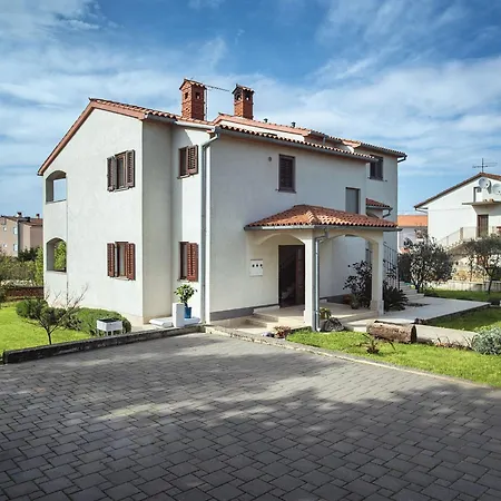 Nicely Decorated With Private Pool