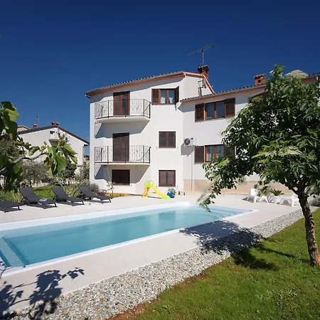 Nicely Decorated With Private Pool
